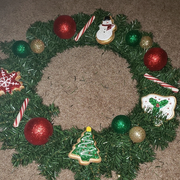 Holiday wreaths and garlands - Picture 3 of 6
